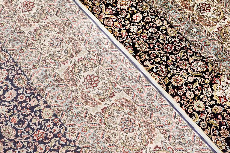 A carpet, Oriental silk, ca 297 x 202 cm.