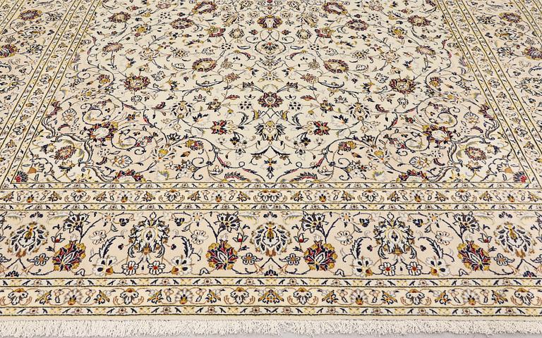 A Keshan carpet, approx. 404 x 295 cm.