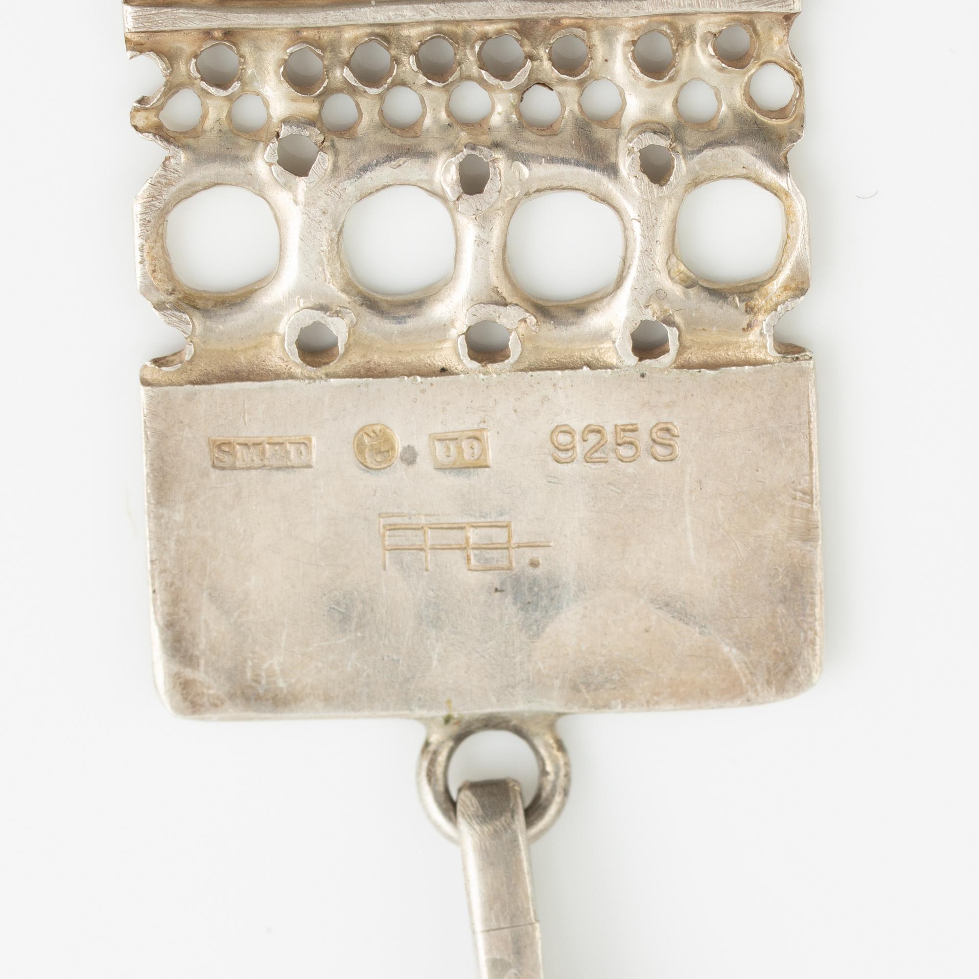 Lars Arby, två par örhängen och en brosch, sterlingsilver, Göteborg 1969, 1970 och 1980.