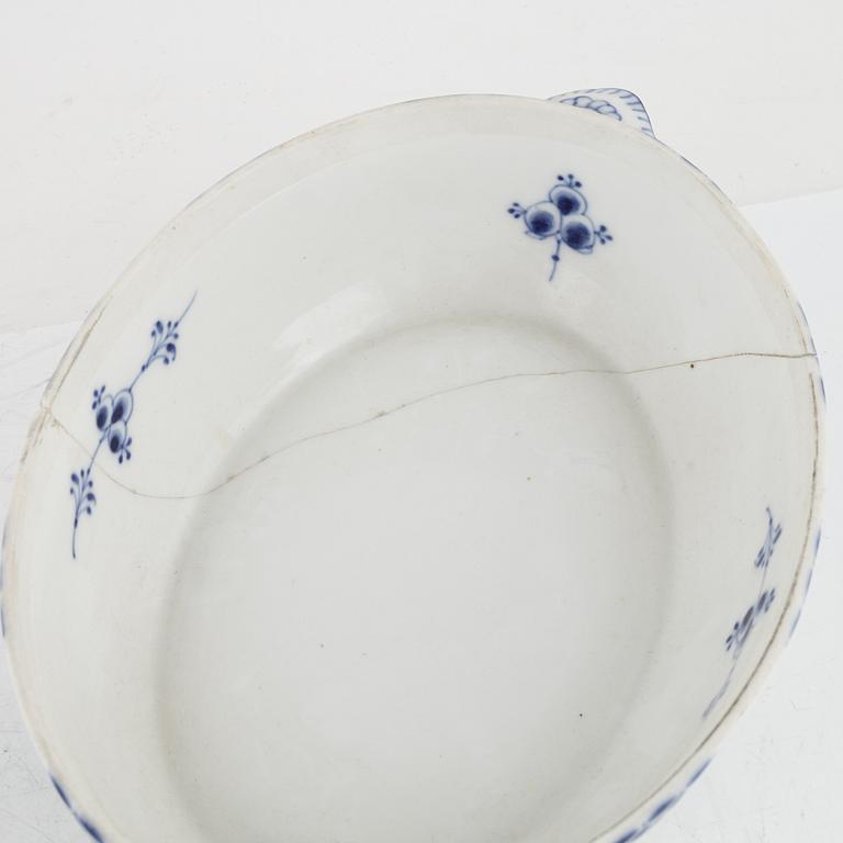 Royal Copenhagen, a 48-piece 'Musselmalet' porceain service, Denmark.