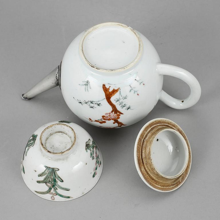 TEKANNA OCH SKÅL, porslin. Kina, 1700-/1800-tal.