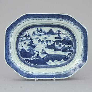 STEKFAT samt UNDERFAT, porslin, Kina, 1800-tal.