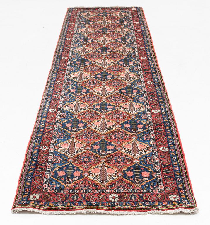 A Baktiari runner, c. 395 x 92 cm.
