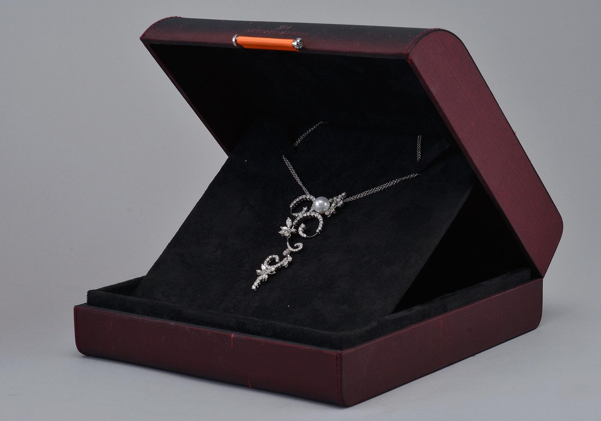 KAULAKORU, navette- ja briljanttihiottuja timantteja  5.09 ct. G/vvs. Etelänmerenhelmi 10,5 mm. Paino 17,25 g.