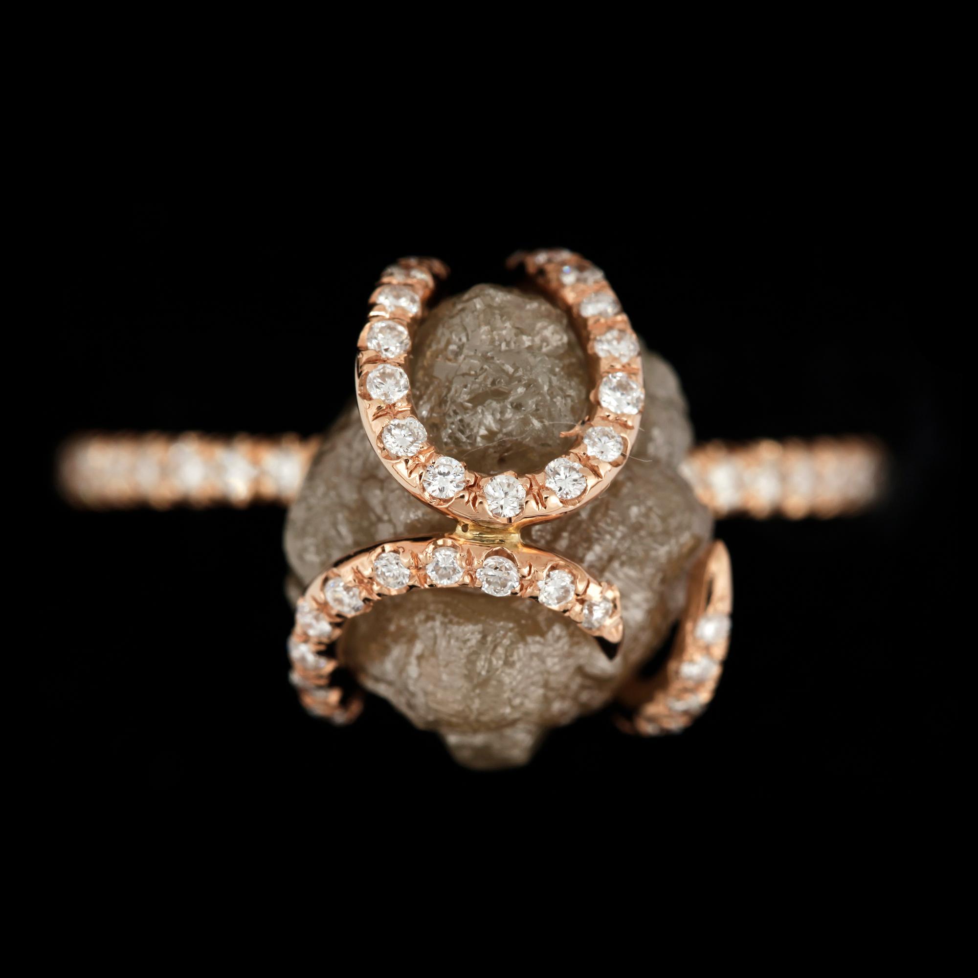 RING, roséguld 18k, "diamond in the rough" med grå rådiamant samt små briljantslipade diamanter. Vikt ca 3 gram.
