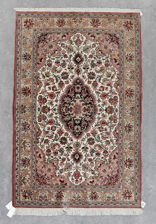 MATTA, sannolikt Kashmir, silke, ca 167x109 cm.