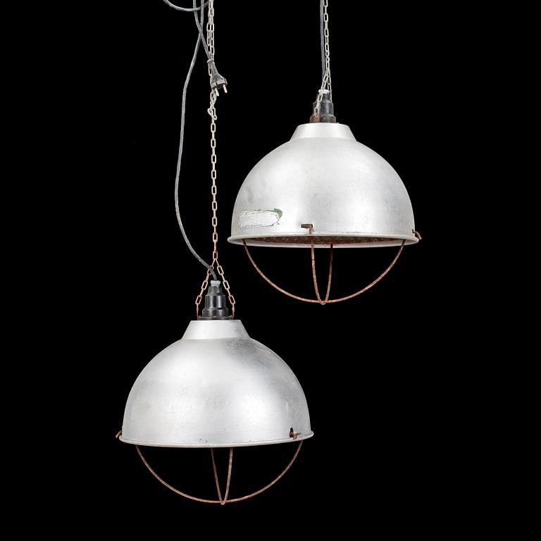 INDUSTRILAMPOR, 2 st, 1900-talets andra hälft. Höjd ca 60 cm, exklusive sladd.