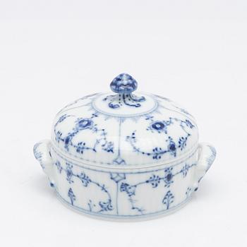 Royal Copenhagen, Service pieces, 20 pieces, porcelain, "Musselmalet helblond and halvblond", Denmark.