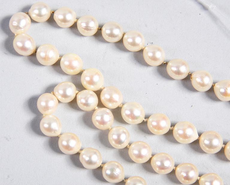 PÄRLCOLLIER, med guldlås.