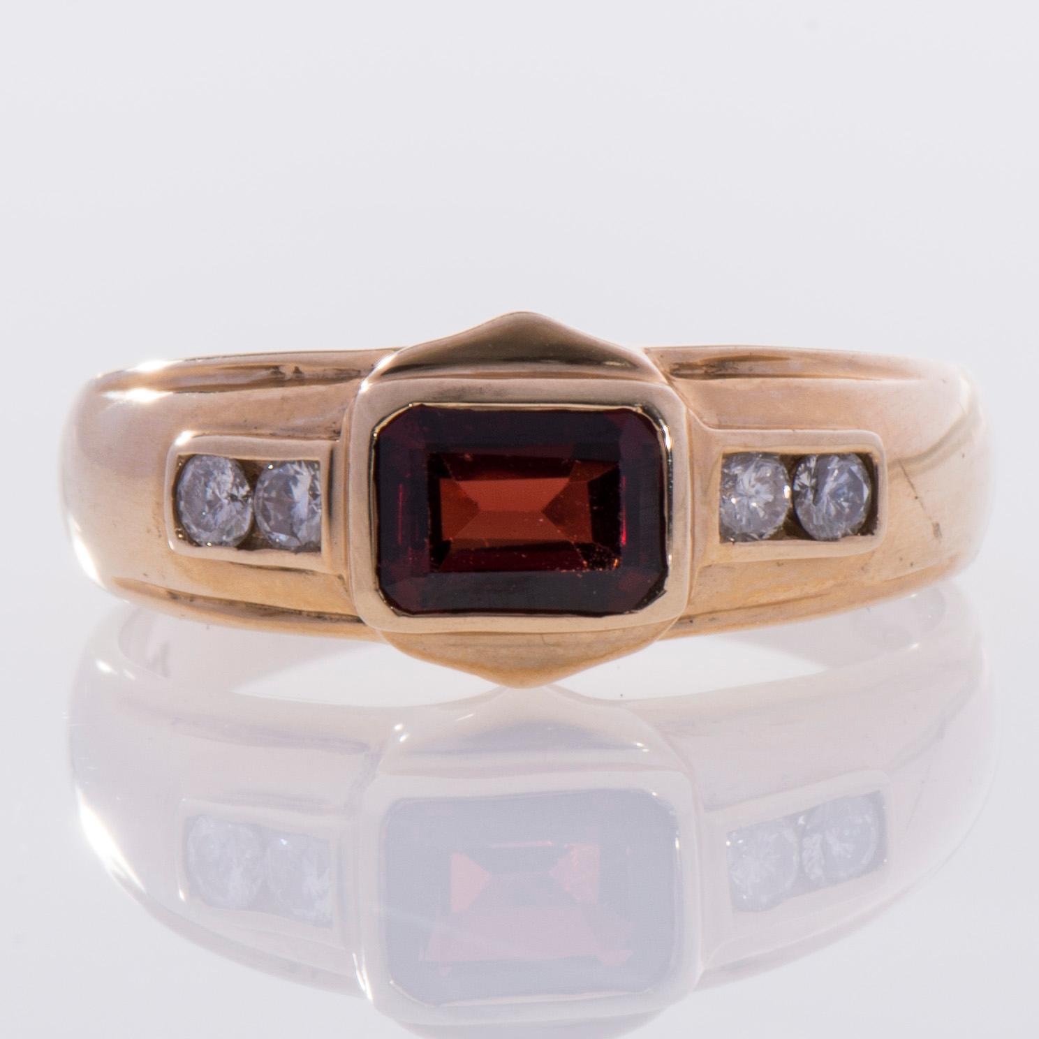 RING, 14K guld, röd turmalin samt 4 små diamanter, finska stämplar, 1994. Vikt 3,3 g.