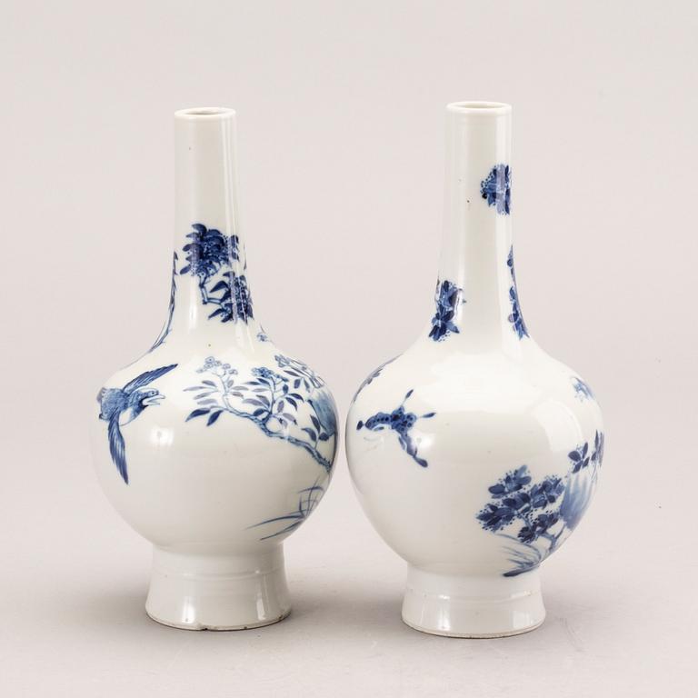 A set of two blue and white vases, Qing dynasty, 19th Century.