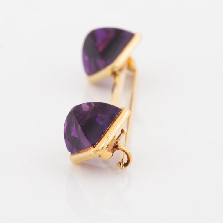 Brooch and earrings with cabochon cut amethysts.