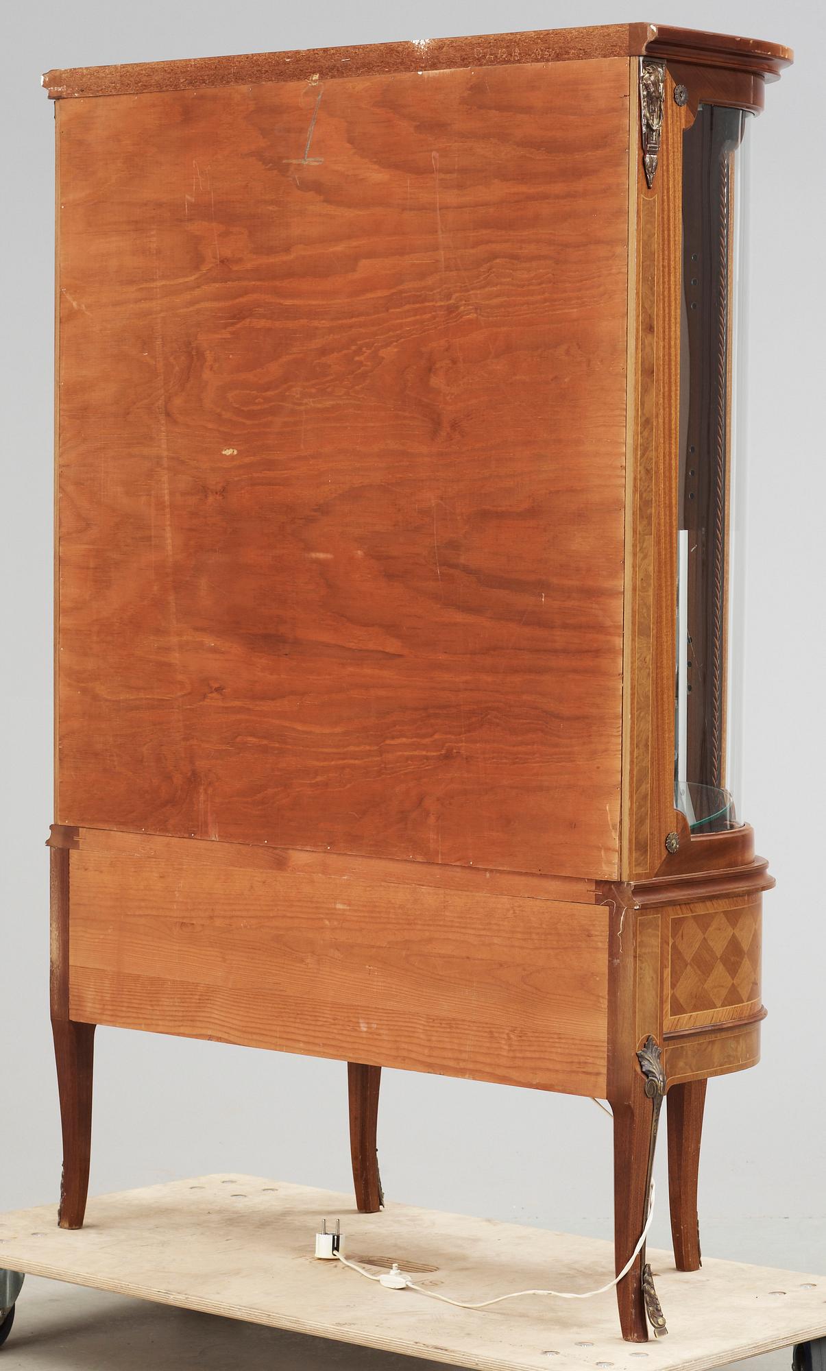 VITRINSKÅP, Louis XVI-stil, 1900-tal.