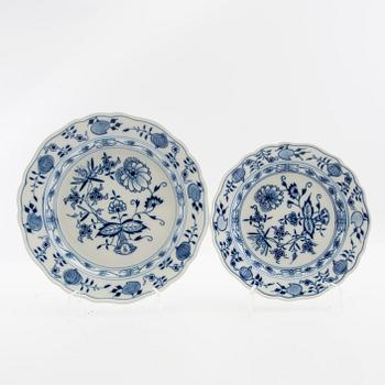 Service 89 pcs "Onion Pattern" Meissen, second half of the 20th century.