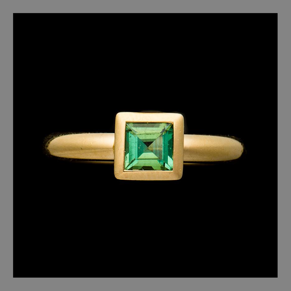 RING, 18K guld, grön turmalin. Torbjörn Tillander, Helsingfors 1998. Vikt ca 7,7 g.