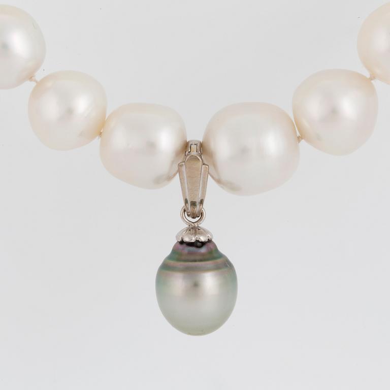 NECKLACE, cultured South Sea pearls, irregular shape 12.5-15.8 mm. Clasp, 14 carat white gold with diamonds.