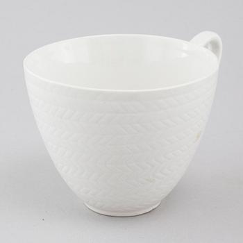 34 pieces of porcelain tableware by Hertha Bengtson for Rörstrand, model "Blå eld", second half of the 20th century.