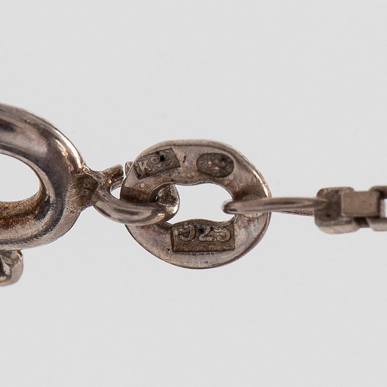 Kultasepät Salovaara, riipus, viistehiottu vuorikristalli, hopea, Turku 1967.