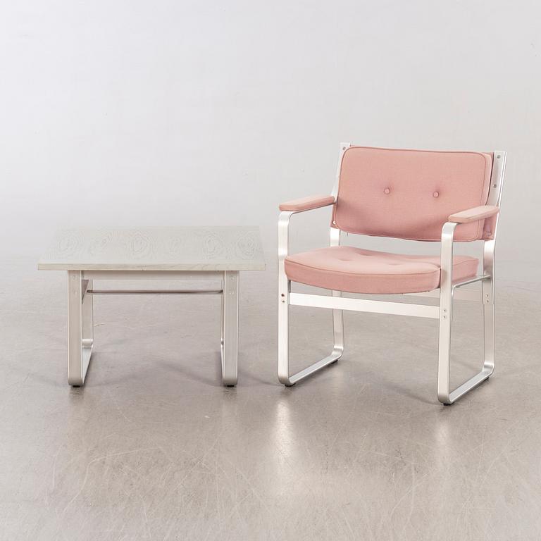 KARL ERIK EKSELIUS, soffbord samt karmstol, "Mondo", JOC möbler, Vetlanda, 1900-talets andra hälft.