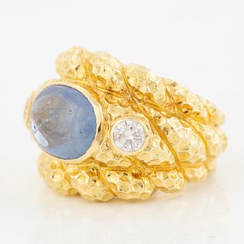 Ring 18K guld med cabochonslipad safir och två briljantslipade diamanter. Medföljande report The gem & pearl laboratory.