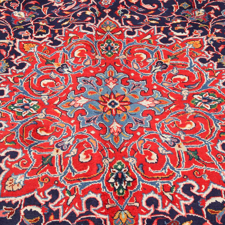 A Sarouk rug, old, 402 x 302 cm.