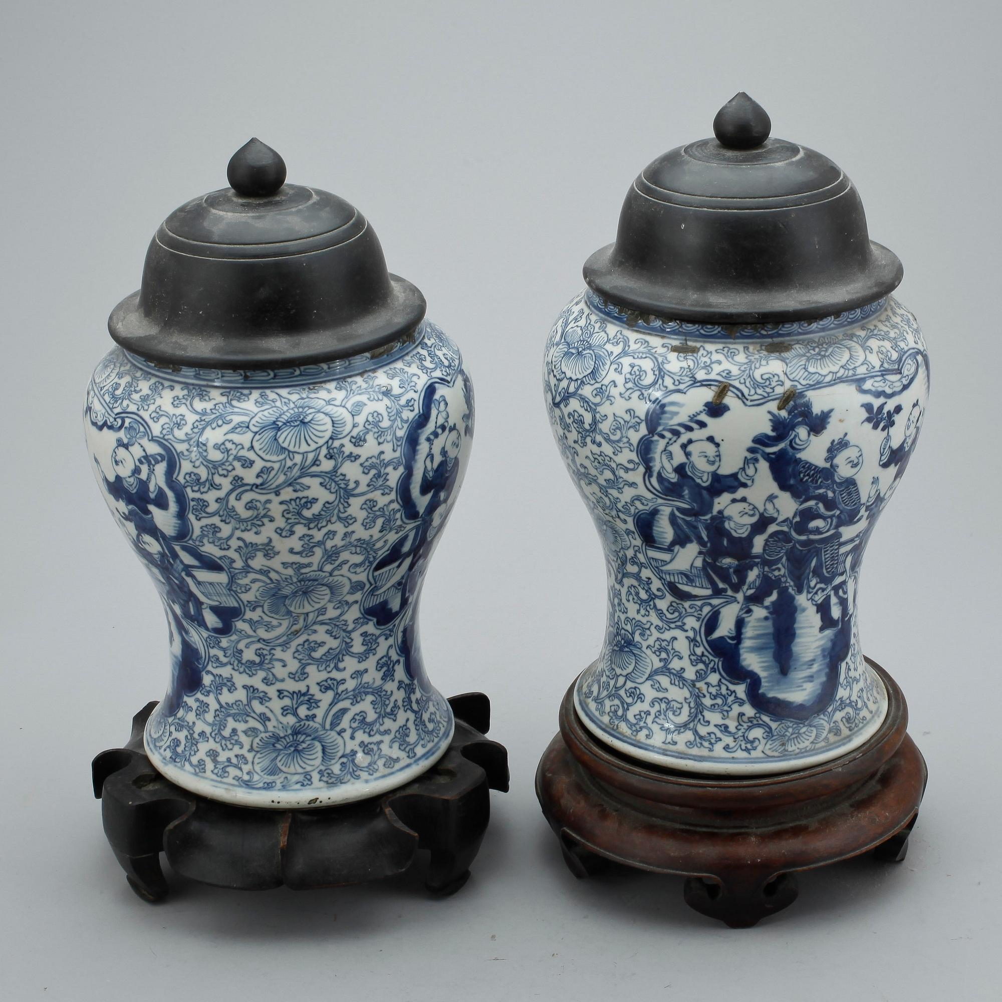URNOR, ett par. Porslin, Kina. 1800-tal.