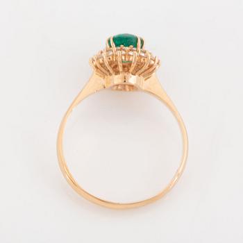En smaragdring med diamanter.