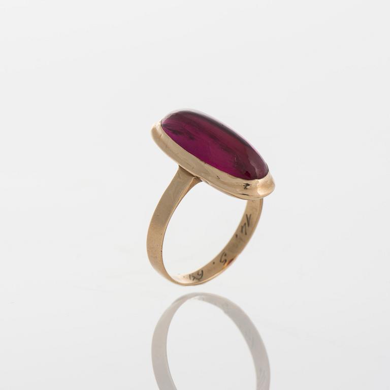 RING, röd syntetisk spinel, 14K guld. Sormus Oy, Lahti 1958.