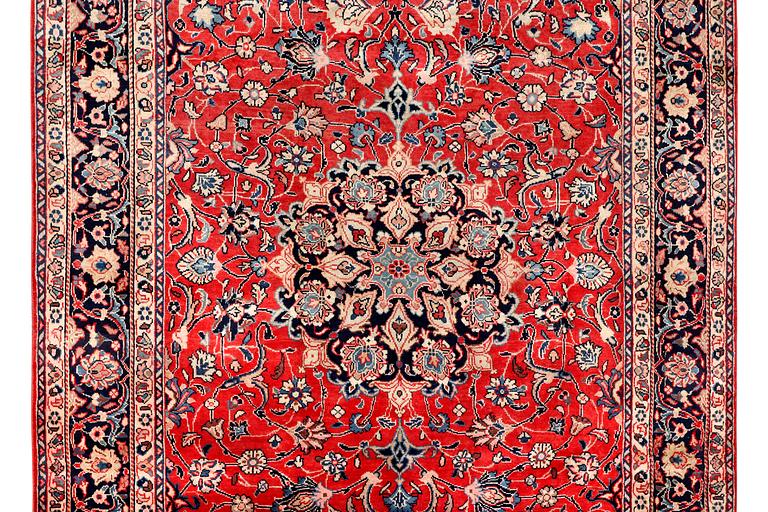 A Mahal carpet, c. 327 x 218 cm.