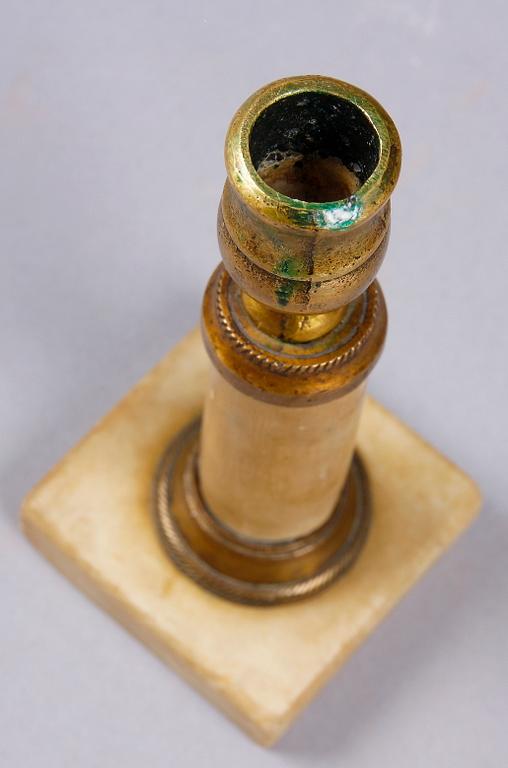 LJUSSTAKAR, ett par, alabaster och mässing, gustaviansk stil.