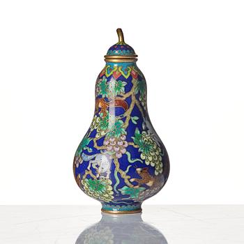 A cloisonné snuff bottle with stopper, late Qing dynasty with four character mark.