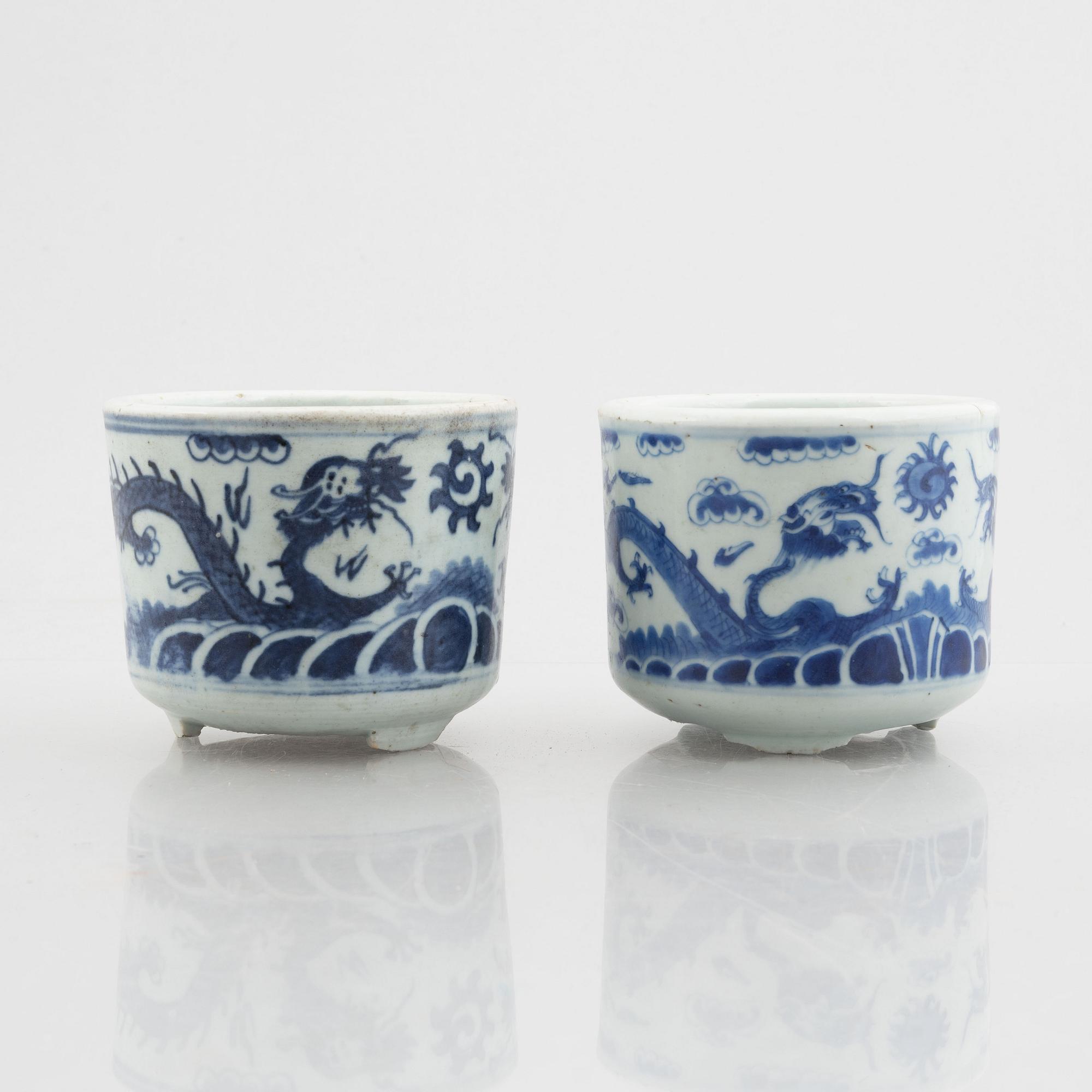 A pair of similar porcelain pots, China, Qing dynasty, 19th century.