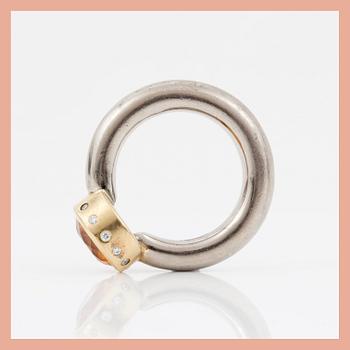 RING med orange spessartingranat och briljantslipade diamanter totalt ca 0.12 ct.