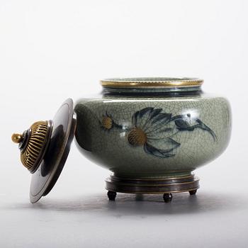 URNA MED LOCK, porslin och brons,  Knud Andersen för Royal Copenhagen.
