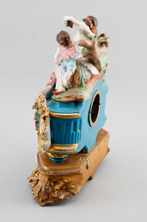BORDSPENDYL, porslin, Urverk märkt Japy Freres, Frankrike, 1800-talets andra hälft.