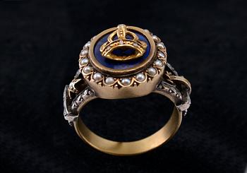 RING, rosenlipade diamanter, orientpärlor, emalj, 18 K guld England sent 1800-tal. Vikt 8 g.