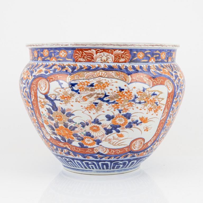 A large Japanese porcelain pot, Meiji  (1868-1912).