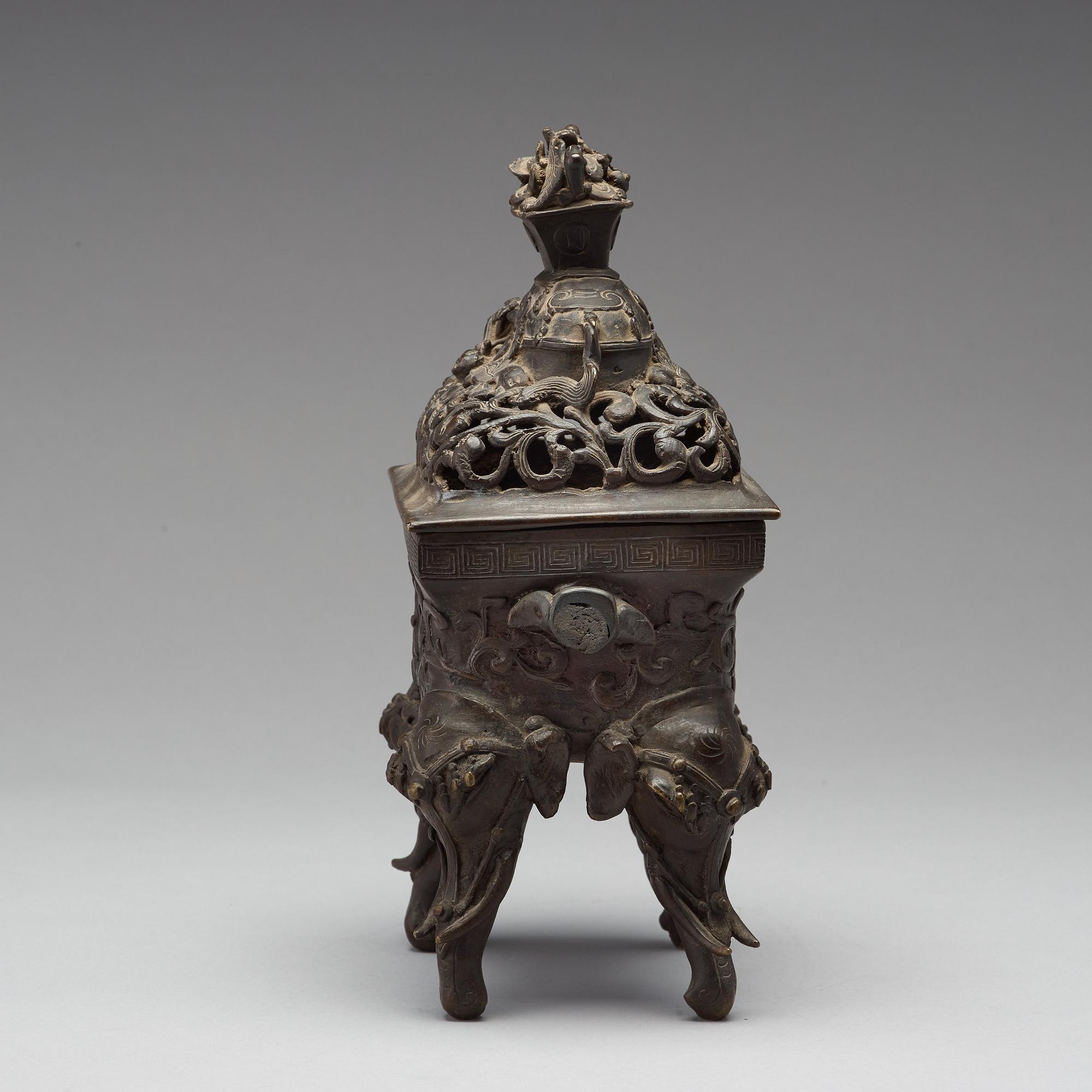 RÖKELSEKAR med LOCK, brons. Sen Qingdynasti, 1800-tal.