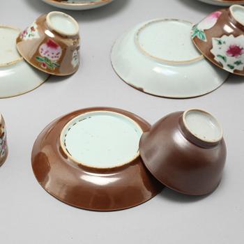 A porcelain teapot and seven cups from China, 18th century.