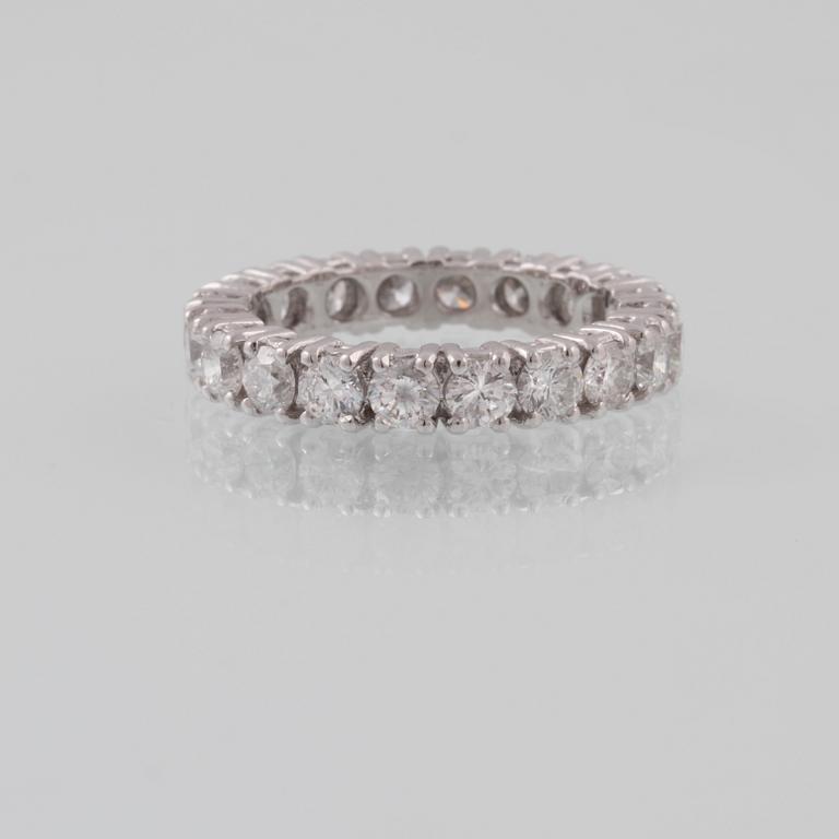 RING, 18K vitguld med briljantslipade diamanter 2.65 ct, Milano, Italien. Vikt 4,1 gram.