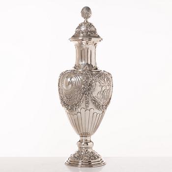 A silver lided vase, Louis XVI style, 20th century.