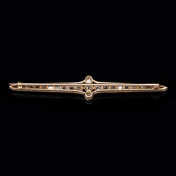 A BROOCH, rose and antique cut diamonds, 14K gold, late 19th century.