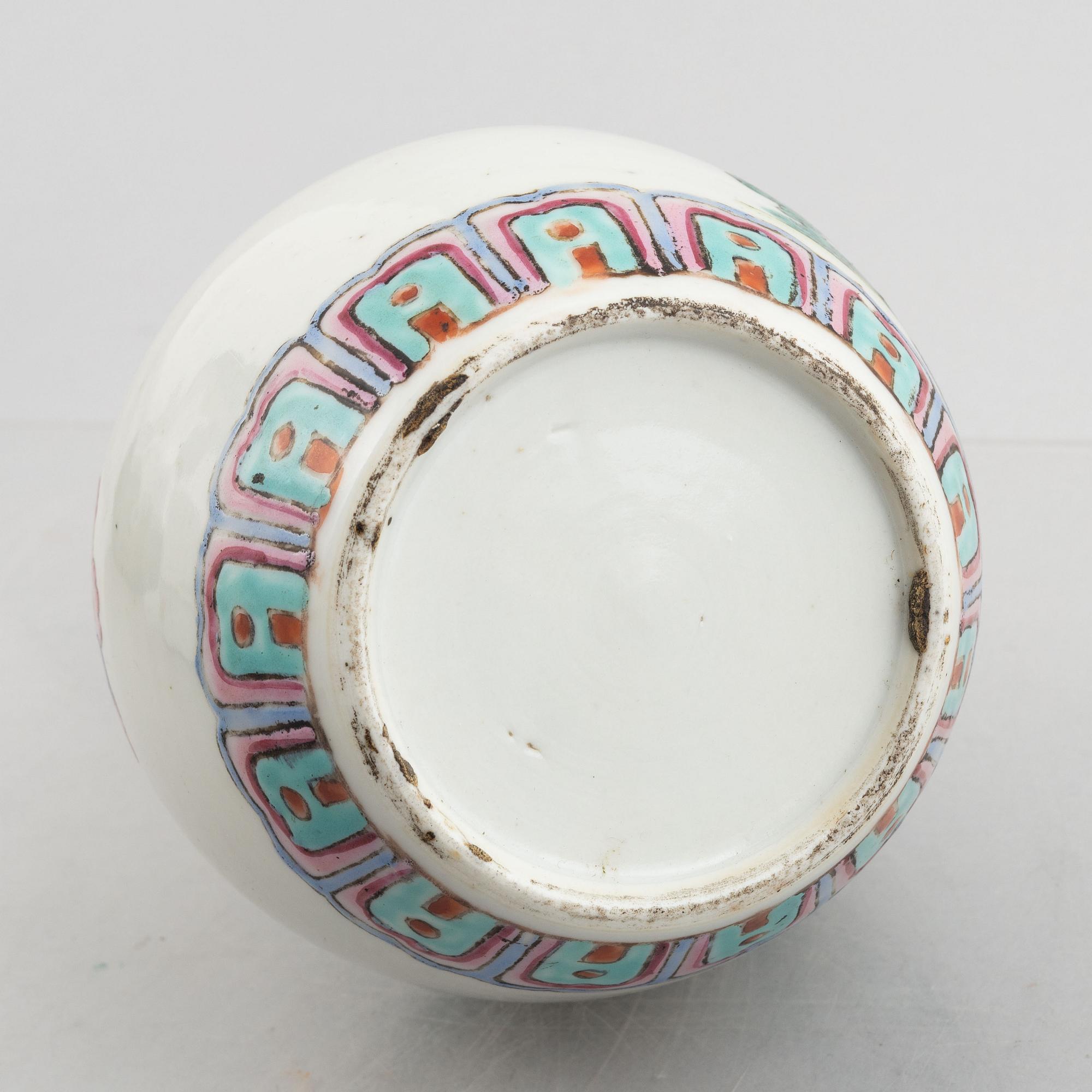A porcelain vase, China, Qing dynasty, late 19th century.