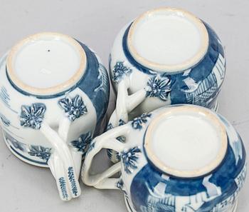 CREMEKOPPAR, 3 st, porslin, Kina, 1800-talets första hälft.