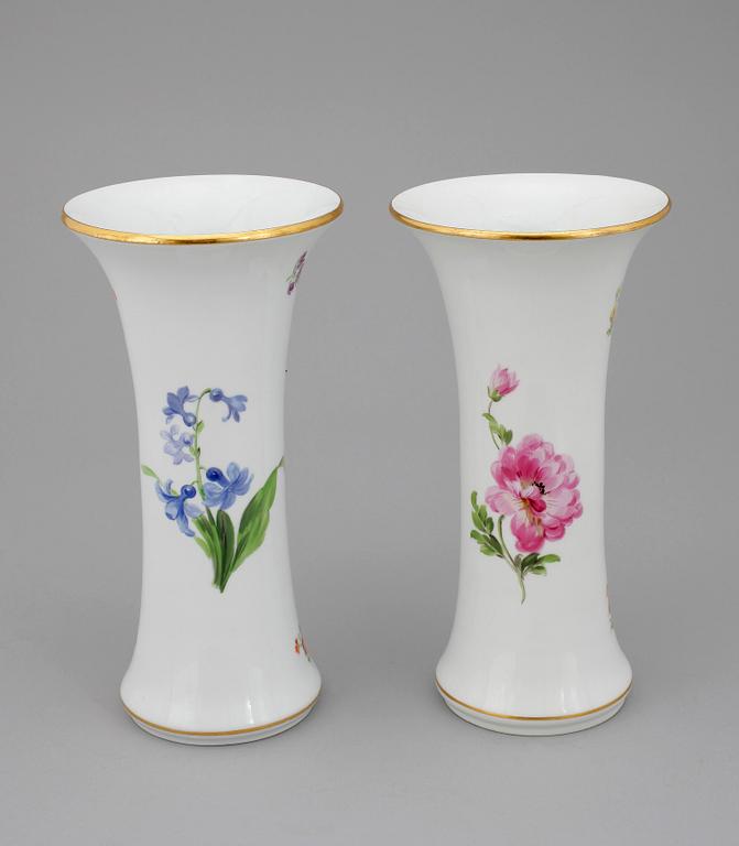 VASER, ett par, porslin, Meissen, 1900-talets andra hälft.