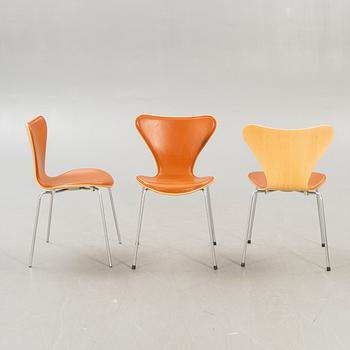 Arne Jacobsen, a set of six Sjuan leather and wood chairs for Fritz Hansen Denmark 2006.