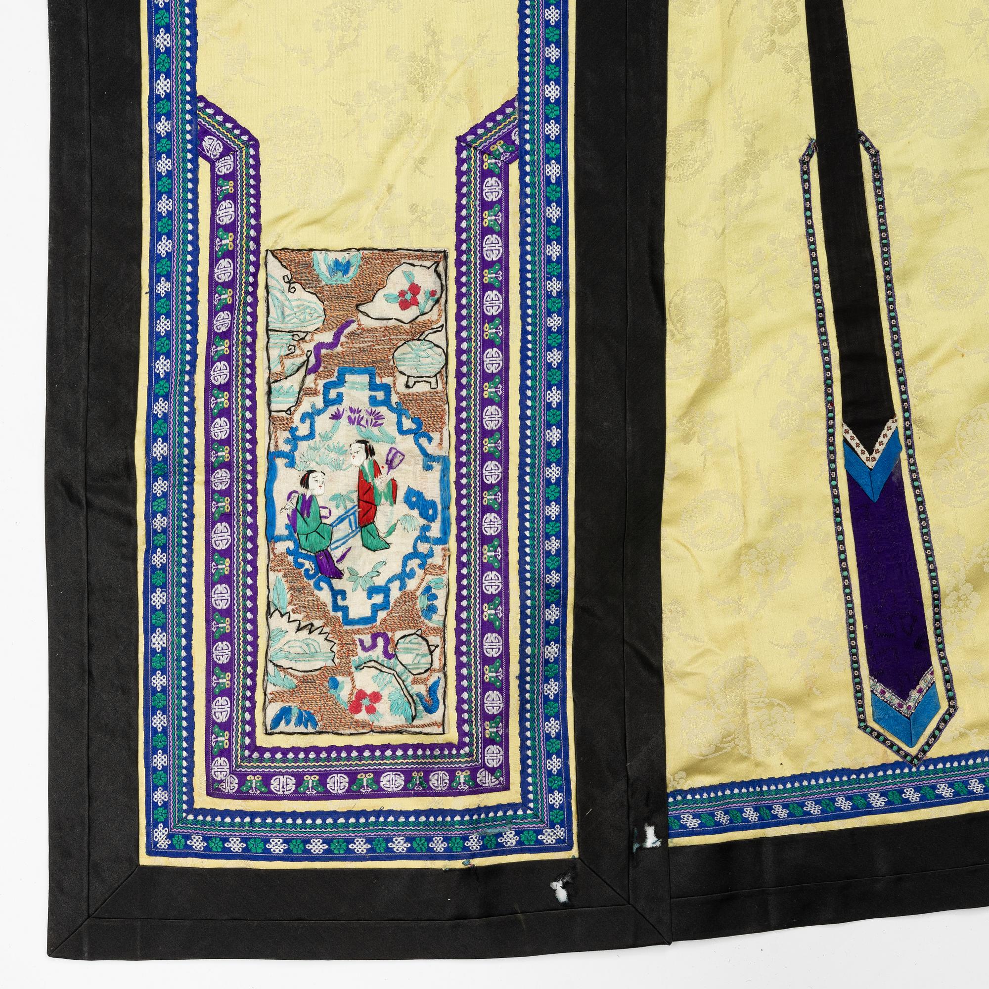 A yellow silk skirt 'Qun', Qing dynasty, 19th century.