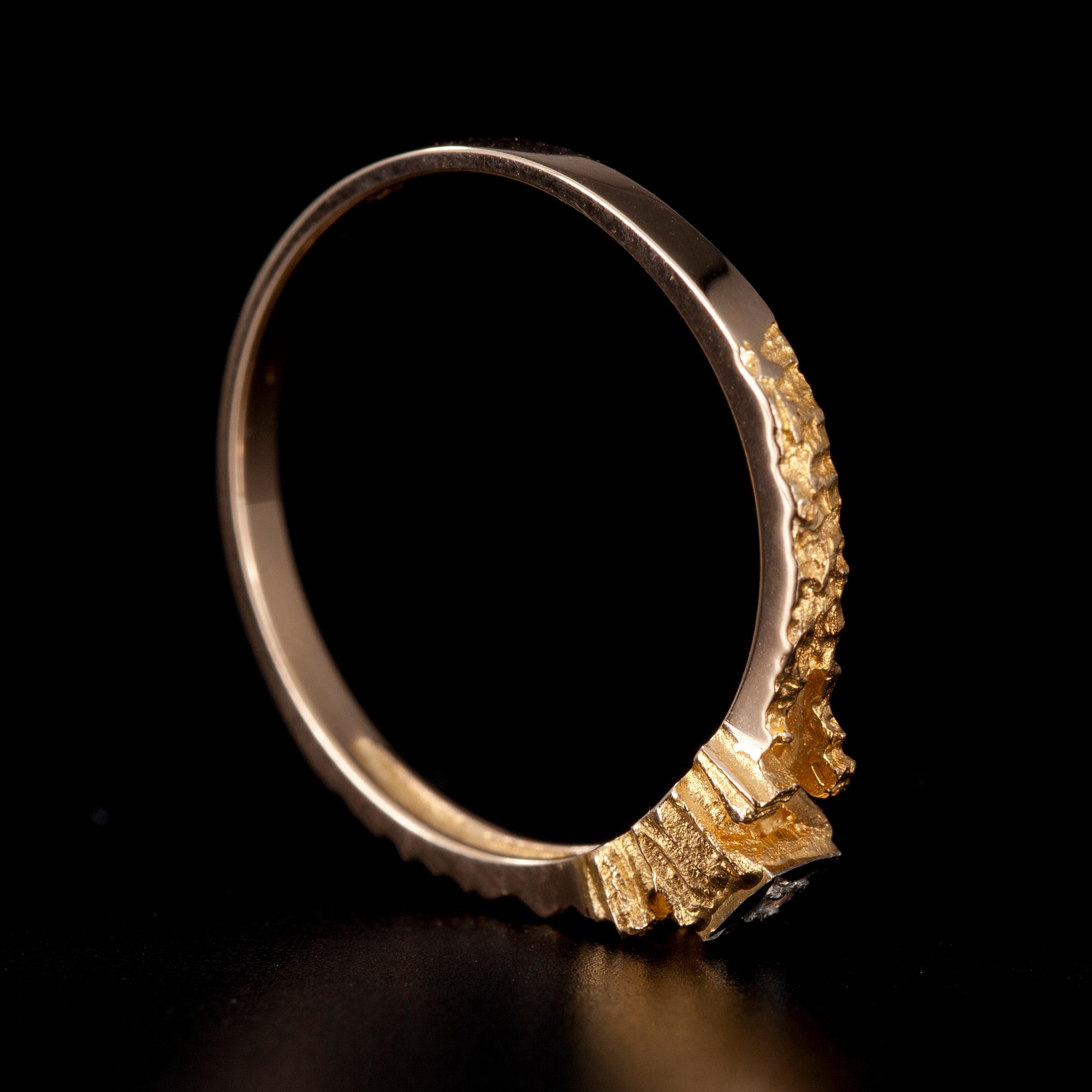 RING, guld 14K, diamant 0,02 ct, Alpo Tamminen, Åbo 1972. Vikt 1,9 g.