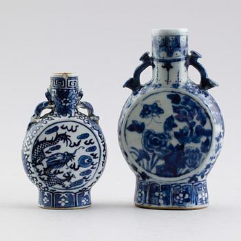 PILGRIMSFLASKOR, 2 st, porslin, Kina, sannolikt 1800-tal.
