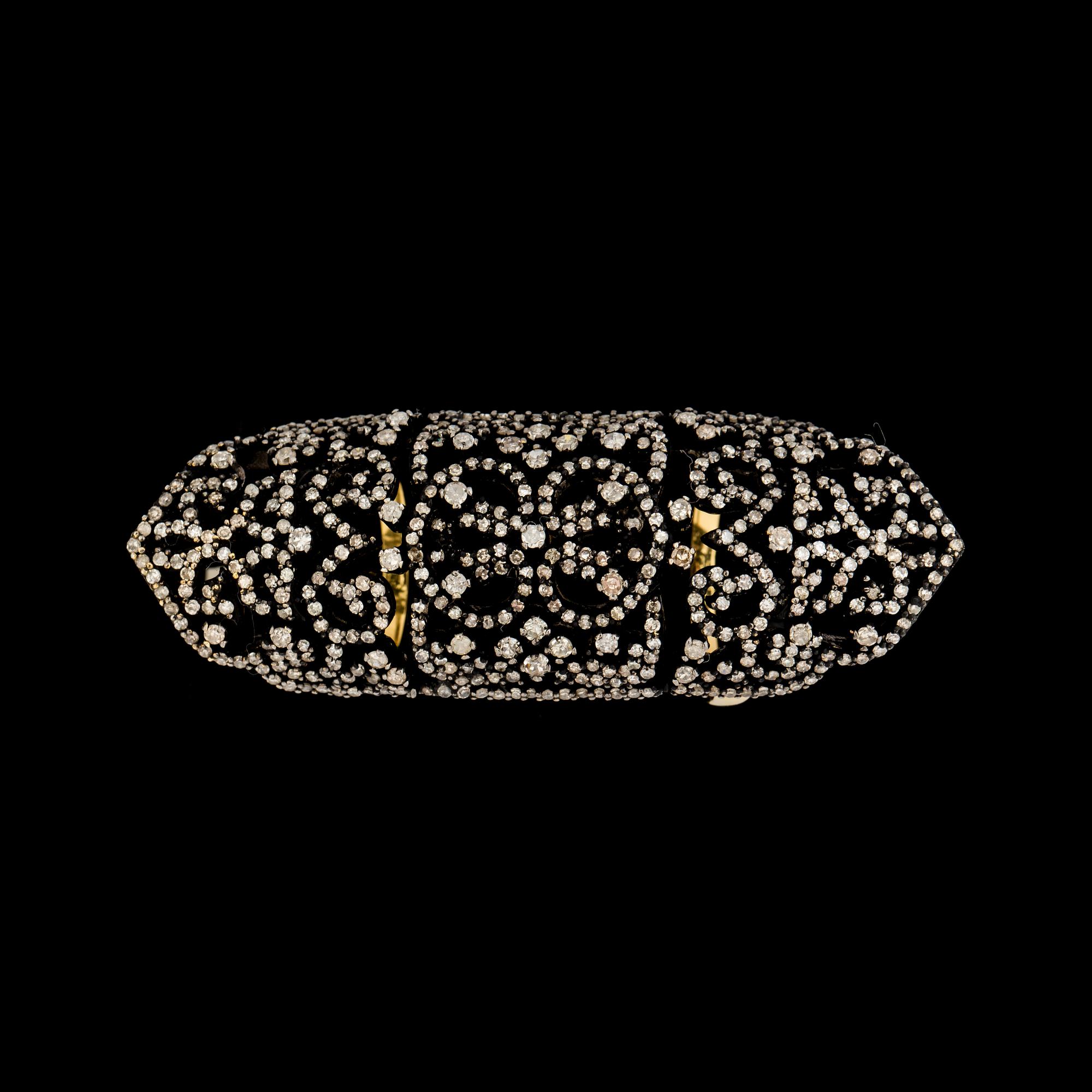 RING, oxiderat silver samt skenor i 14 k guld. åttkantslipade diamanter ca 3,50 ct. Vikt ca 14 g.